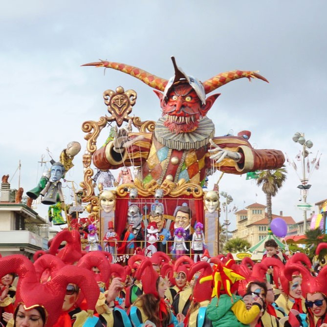 This image has an empty alt attribute; its file name is Carnevale-di-Viareggio-11.jpg